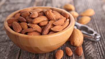 How much zinc is 10 almonds?