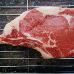 How thick should a tomahawk steak be?