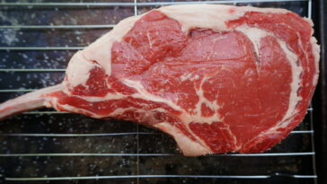 How thick should a tomahawk steak be?