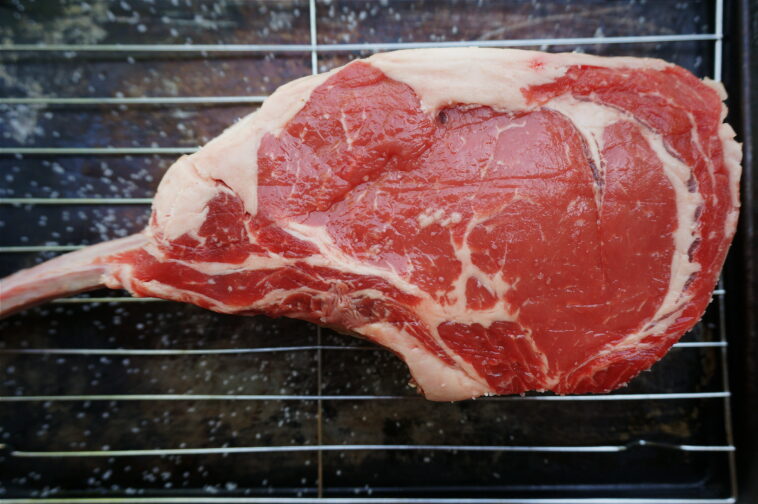 How thick should a tomahawk steak be?