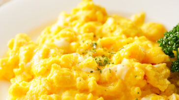 Is 2 scrambled eggs for breakfast healthy?