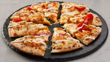 Is Domino's Buffalo Chicken Pizza spicy?