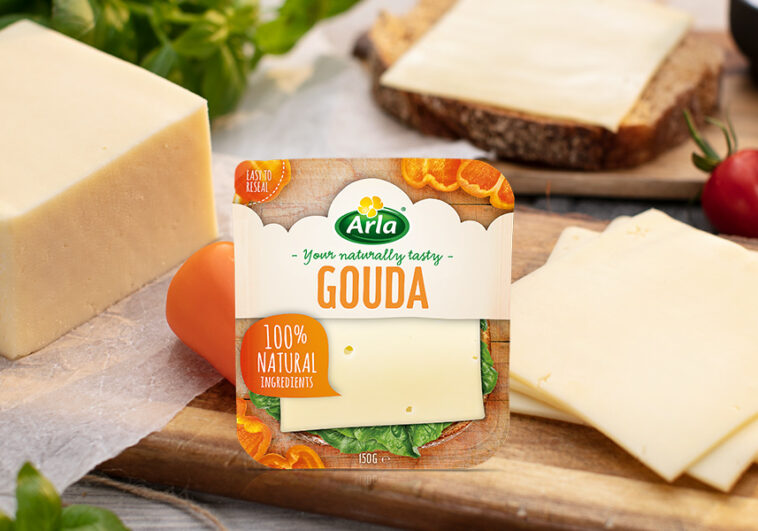 Is Gouda cheese naturally yellow?