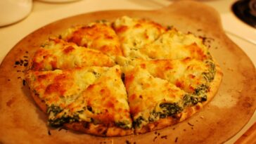 Is Papa John spinach Alfredo pizza vegetarian?