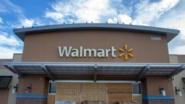 Is Walmart laying off employees in 2021?