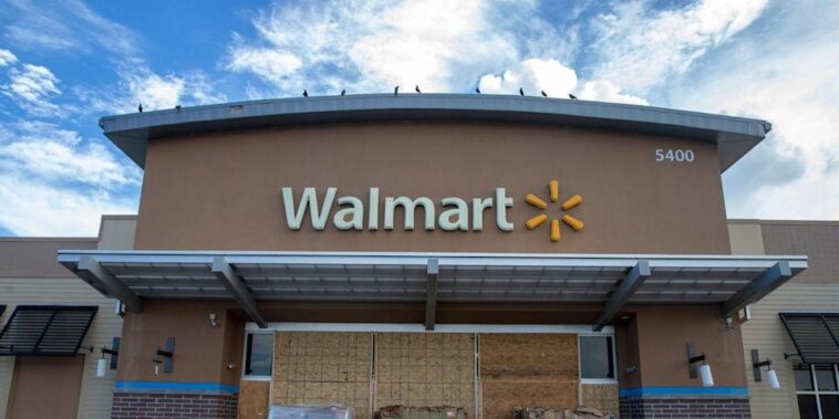 Is Walmart laying off employees in 2021?