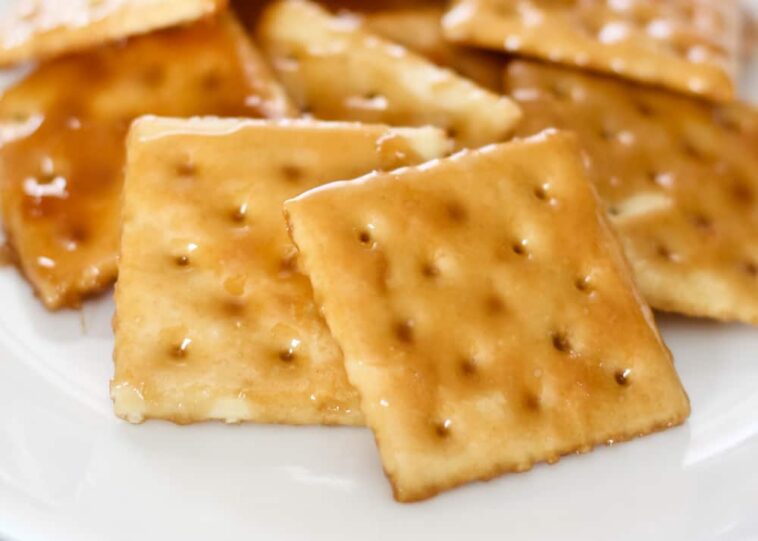 Is a cream cracker a saltine?