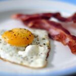 Is it OK to cook eggs in bacon grease?