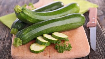 Is it OK to eat raw zucchini?