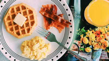 Is it OK to fry eggs in bacon grease?