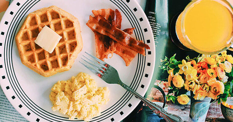 Is it OK to fry eggs in bacon grease?