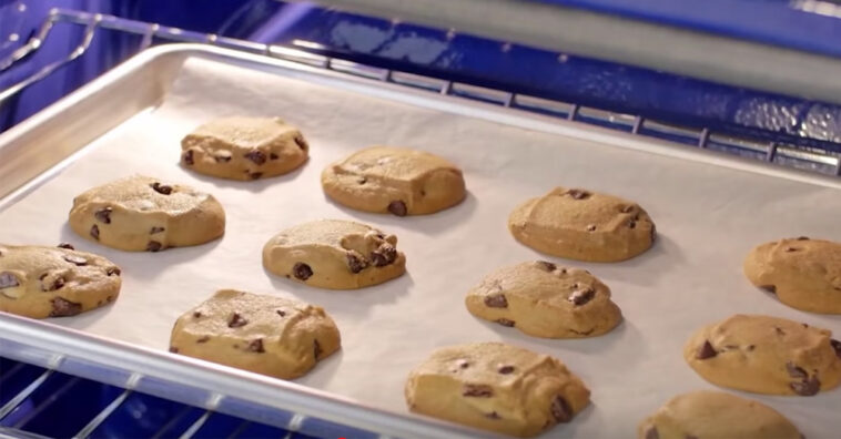 Is it better to bake cookies at 350 or 375?