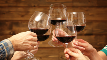 Is it better to drink wine in the morning or at night?