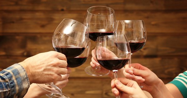 Is it better to drink wine in the morning or at night?