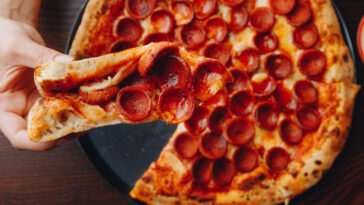 Is it better to eat pizza hot or cold?