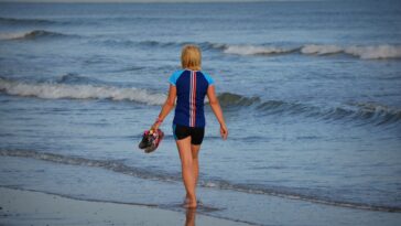 Is it healthy to walk on the beach?