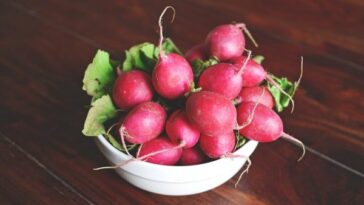 Is it safe to eat raw radishes?