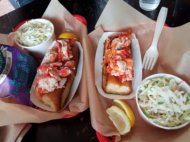 Is lobster roll better hot or cold?