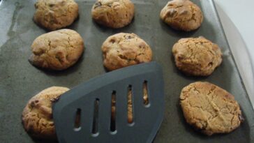 Should you flatten cookies before baking?