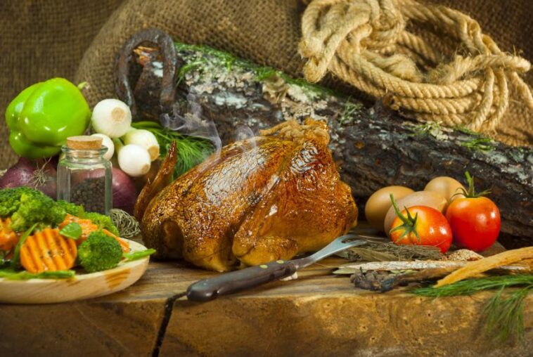 What are 5 things that are traditionally associated with Thanksgiving?