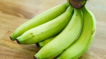 What are the benefits of eating green bananas?