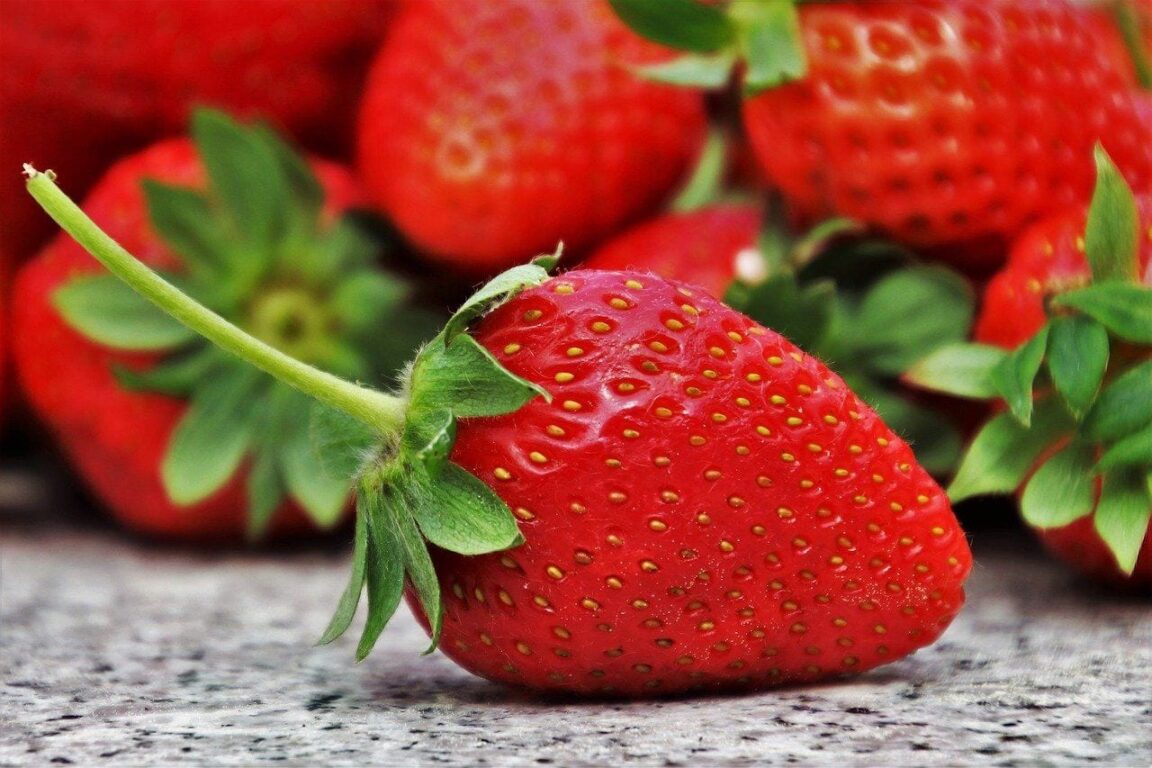 What are the cons of eating strawberries?