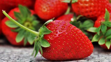 What are the cons of eating strawberries?