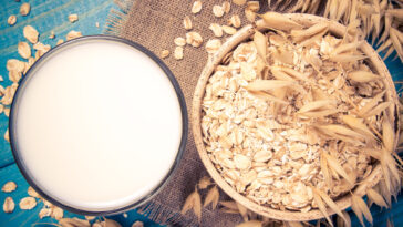 What are the pros and cons of oat milk?