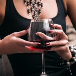 What are the symptoms of white wine allergy?