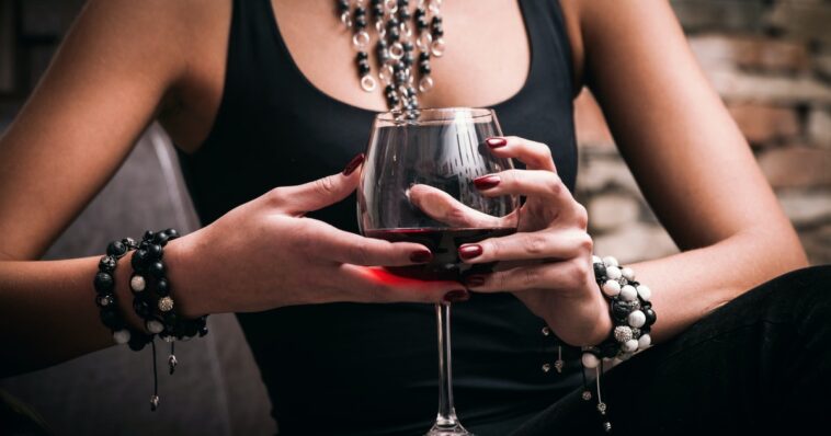 What are the symptoms of white wine allergy?