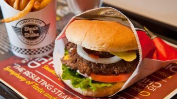 What are the two most popular seafood items in American restaurants?