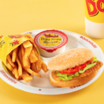 What comes on a Cajun filet sandwich at Bojangles?