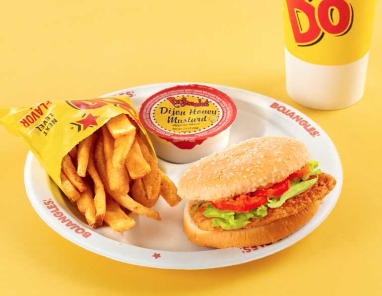 What comes on a Cajun filet sandwich at Bojangles?