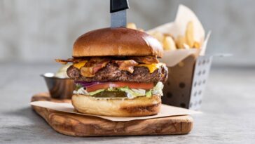 What comes on the just bacon burger at Chili's?