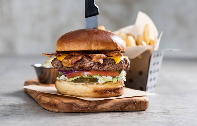 What comes on the just bacon burger at Chili's?