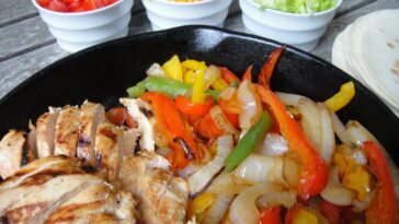 What comes with Chili's fajitas?