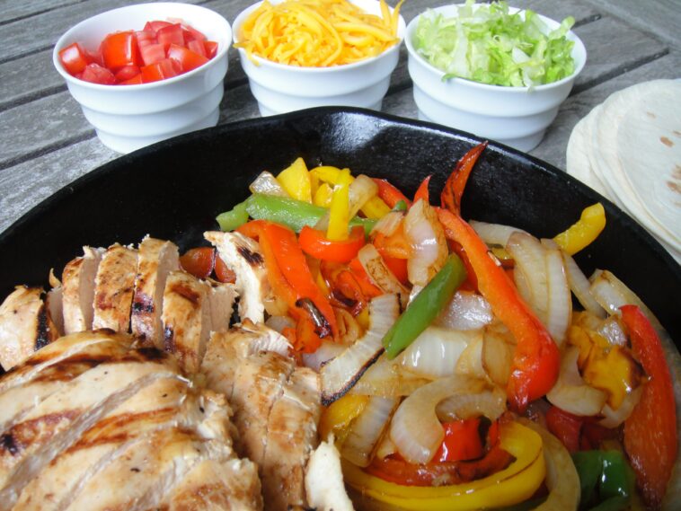 What comes with Chili's fajitas?