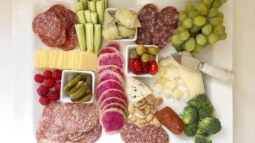 What crackers go best with charcuterie?