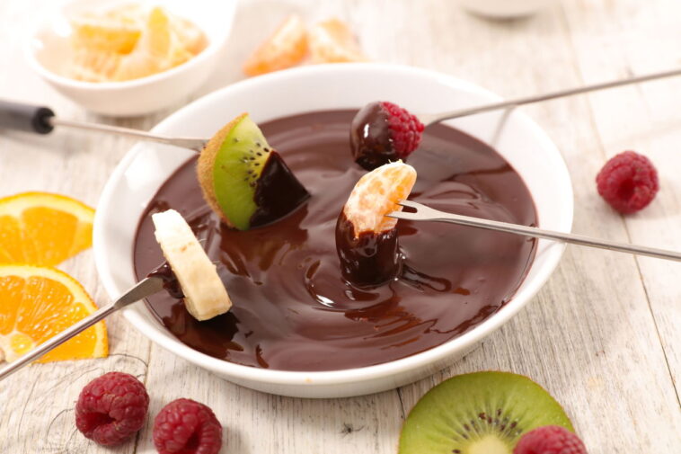What fruits are good for dipping in chocolate?
