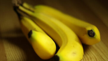 What happens if you eat banana and drink water?