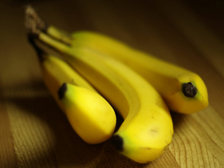 What happens if you eat banana and drink water?