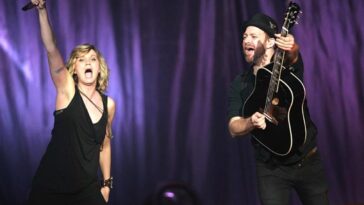 What is Applebee's new commercial song?