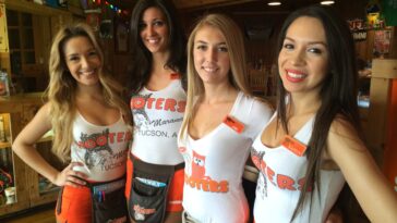 What is a Hooters girl salary?