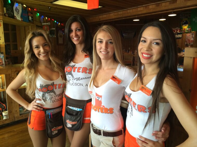 What is a Hooters girl salary?