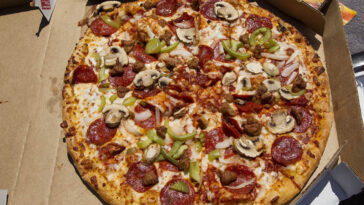 What is a deluxe pizza from Dominos?