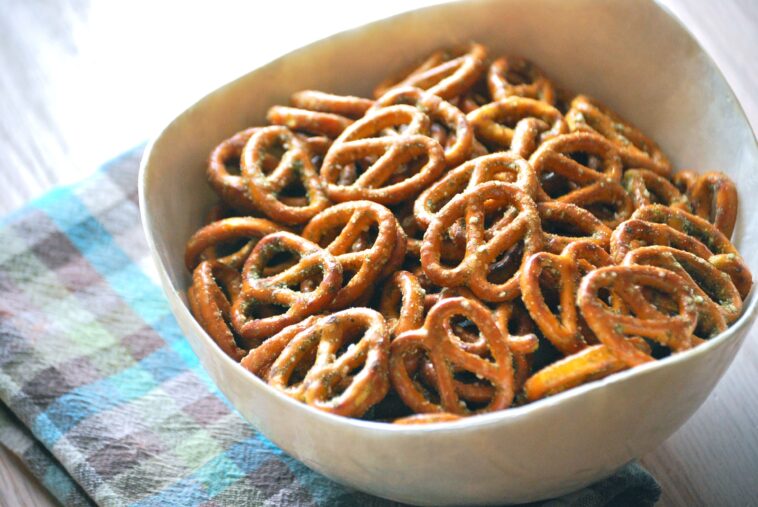What is a good snack with pretzels?