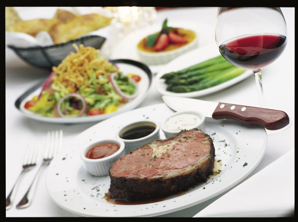What is a three course dinner menu?