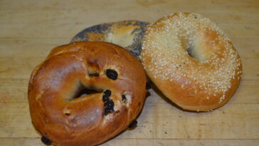 What is healthier bread or bagels?