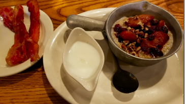 What is in Cracker Barrel oatmeal?