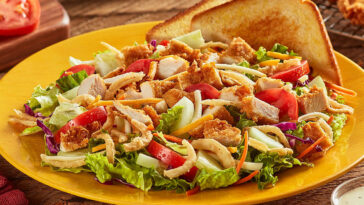 What is in Zaxby's Cobb Salad?